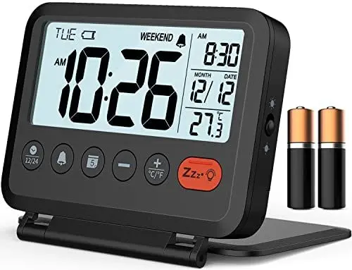 Produktbild: MeesMeek Reisewecker Digital Klein: 2 Stufen Licht und Lautstärke, 12/24H, Kalender, Temperatur, Wochenende und Schlummer Modus, Klappbar, Batteriebetrieben Mini Wecker (AAA-Batterien inklusive)
