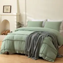 Produktbild: Menkala Bettwäsche 135x200 Grün Salbeigrün Uni mit Pompons Boho Style Aesthetic Wendebettwäsche Bohemian Chic Pompom Quasten Gewaschene Microfaser Bettbezug Reißverschluss und Kissenbezug 80x80 cm
