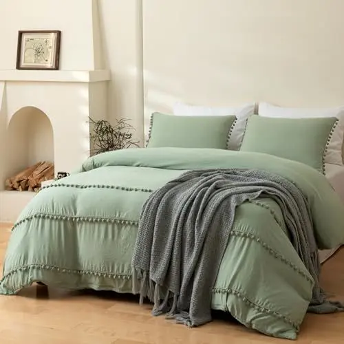 Produktbild: Menkala Bettwäsche 135x200 Grün Salbeigrün Uni mit Pompons Boho Style Aesthetic Wendebettwäsche Bohemian Chic Pompom Quasten Gewaschene Microfaser Bettbezug Reißverschluss und Kissenbezug 80x80 cm