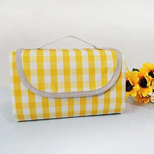 Produktbild: Menkala Picknickdecke Wasserdicht 200x200 cm Groß XXL Outdoor Decke Stranddecke Sandfrei Strandmatte Krabbeldecke Faltbare Picnic Blanket mit Tragegriff Klettverschluss für 4-6 Personen Gelb Kariert