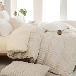 Produktbild: Menkala Plüsch Bettwäsche 135x200 4teilig Beige Uni Winter Warm Shaggy Cashmere Touch Streifen Plüschbettwäsche Flauschig Felloptik Wende Bettbezug Reißverschluss und Kissenbezug 80x80 cm