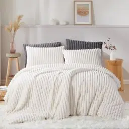 Produktbild: Menkala Plüsch Bettwäsche 135x200 4teilig Weiß Uni Winter Warm Shaggy Kunstfell Flauschig Plüschbettwäsche Gestreift Luxus Felloptik Wende 2 Bettbezug und 2 Kissenbezug 80x80cm Reißverschluss