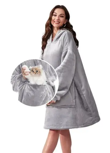 Produktbild: Menkala Tragbare Übergröße Hoodie Decke Grau mit Ärmeln und Haustier Tasche Kuscheldecke Hellgrau Flauschig Flanell Sherpa Sweatshirt Oversize Kapuzenpullover TV Decke für Damen Herren 80x120cm