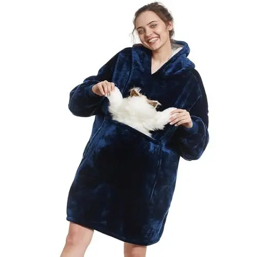 Produktbild: Menkala Übergroße Decke mit Ärmeln und Taschen Kuscheldecke Hoodie Damen Herren Oversize Pullover Kapuzenpullover Flauschig Flanell Sherpa Fleecedecke Tragbare Wearable Erwachsene Blanket Dunkelblau