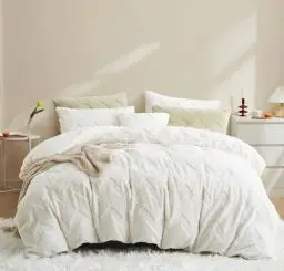 Produktbild: Menkala Winter Bettwäsche 220x240 Weiß Warm Cashmere Touch Plüsch Fleece Shaggy Plüschbettwäsche Boho Geometrisch Flauschig Kunstfell Wende Bettbezug Reißverschluss und 2 Kissenbezug 80x80cm
