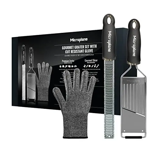 Produktbild: Microplane Küchenreiben-Set (Zester, Gemüsehobel & Handschuh) für Parmesan, Kartoffel, Gurke, Zucchini, Karotte, Ingwer und Muskatnuss mit rasiermesserscharfen Edelstahlklingen