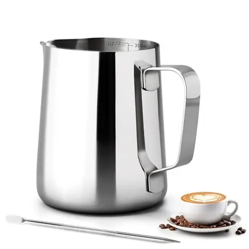 Produktbild: Milchkännchen - 350ml/12oz Milchkanne Edelstahl mit Messung Mark Und Latte Art Pen, Kaffee Creamer Milch Aufschäumer Kännchen Tasse für Cappuccino, Espresso, Latte Art, Perfekt für Kaffeeliebhabe