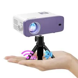 Produktbild: Mini Beamer, VOPLLS 18000L WiFi Bluetooth Beamer Full HD 1080P Unterstützt, Tragbar Video Projektor mit 50% Zoom, Heimkino Beamer für Handy, Tablet/Laptop/PC/TV-Box, HDMI, USB, AV（Stativ inklusive
