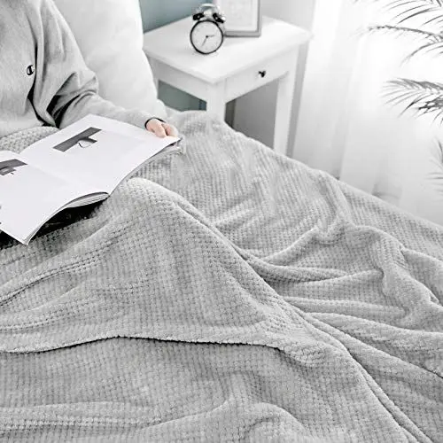 Produktbild: MIULEE Kuscheldecke Granulat Fleecedecke Flanell Decke Weich Flauschig Einfarbig Wohndecken Couchdecke Sofadecke Blanket für Bett Sofa Schlafzimmer Büro, 170x210 cm Hellgrau
