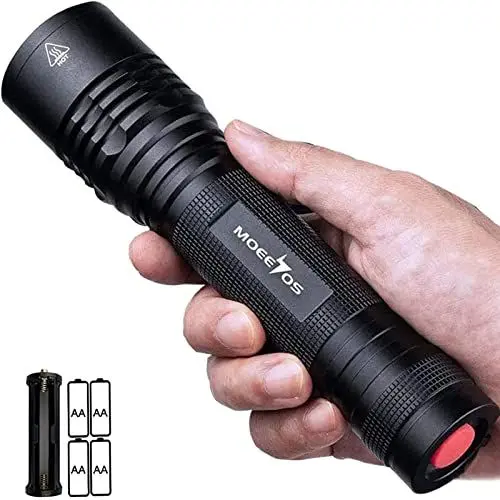 Produktbild: MOEEOS Taschenlampe LED taschenlampe batteriebetrieben Max. Leistung 1300 Lumen Extrem Hell Zoombare Taschenlampen Starke mit 4 Lichtmodi Taschenlampen für Camping Wandern Stromausfall