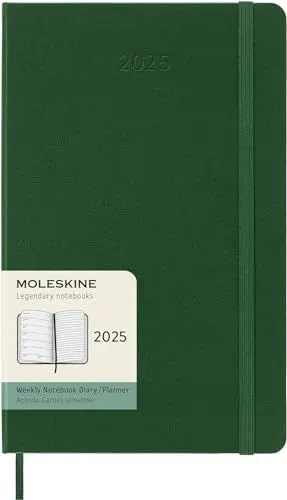 Produktbild: Moleskine Weekly Planner, WochenPlaner mit Platz für Notizen für 12 Monate 2025, Fester Einband und Elastischer Verschluss, Farbe MyrtenGrün, GroßesFormat 13x21 cm
