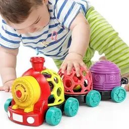 Produktbild: MOONTOY Baby Spielzeugauto für 6 9 Monat, KinderSpielzeug Baby Spielzeugrassel für 6-12 Monat Jungen, Spielzeug Zug mit Rassel und Musik, Interaktives Geschenk für 1 2 Jahre Mädchern