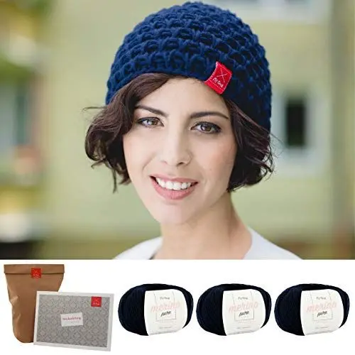 Produktbild: Mütze stricken Set – DIY Mütze Strickeria dunkelblau – Strickset Mütze mit 3 Knäuel reiner Merinowolle Merino pure extrafine in marine + Nadelspiel 7 mm + Strickanleitung + Label – Mütze Strickset