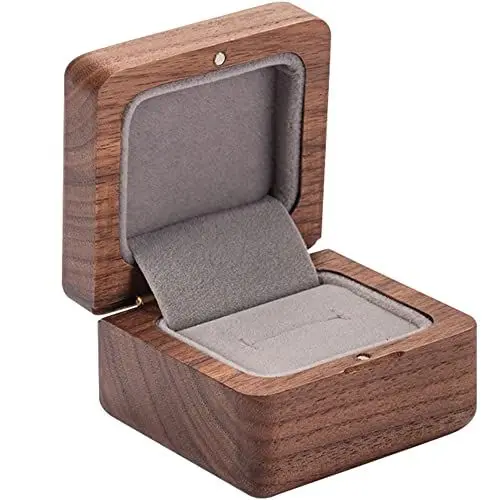 Produktbild: muso wood Holz Ringbox - Massive Walnuss - Handgefertigte Ringschatulle Ring Box - Ringkästchen Schachtel für Heiratsantrag, Verlobung, Hochzeit und Tägliche Lagerung - 6x5.5x4cm