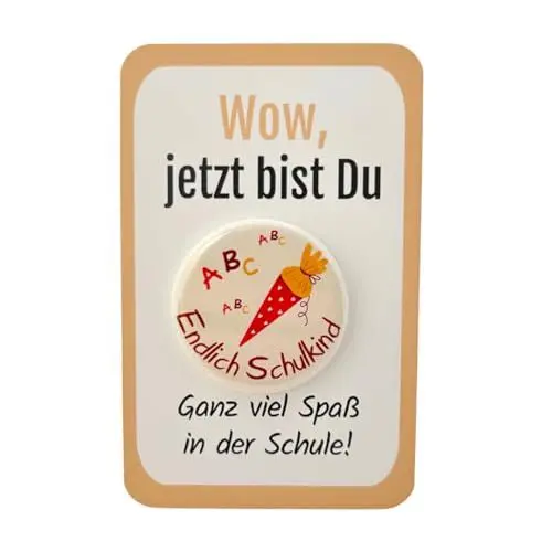 Produktbild: My Maisie Anstecker Schulkind Geschenk Button „Schultüte“ mit Karte OHNE Nadel! Schulanfanggeschenk für die Einschulung zur 1 Klasse oder als Schultüte Füllung Junge und Mädchen Schulkind Button
