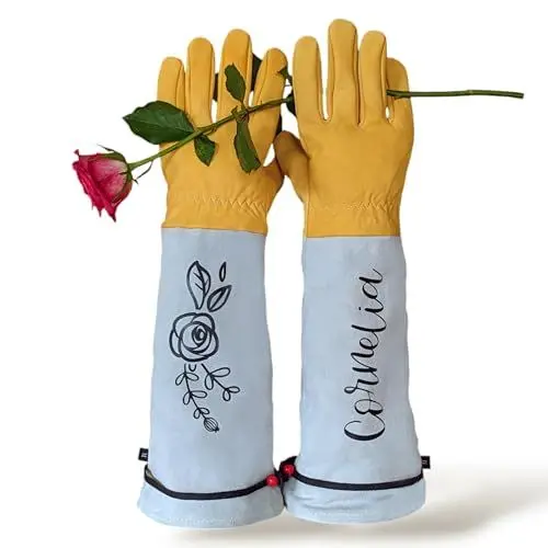 Produktbild: My Oma Lederhandschuhe für Garten mit Rosenmotiv, Größe M, Wunschname wählbar, Stachelschutz vor Rosen, Dornenfest, Langarm Gartenhandschuhe für Damen und Herren, festziehbarer Bund für extra Halt
