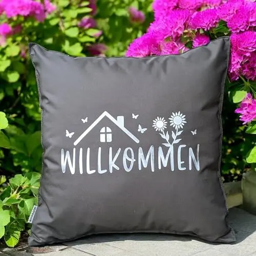 Produktbild: My Oma Outdoor Kissen wasserabweisend in 45x45 | Design Willkommen | Wetterfester Kissenbezug in dunkelgrau | Deko Kissen ohne Füllung als Geschenk zur Hochzeit | Aufdruck mit metallischem Glanz
