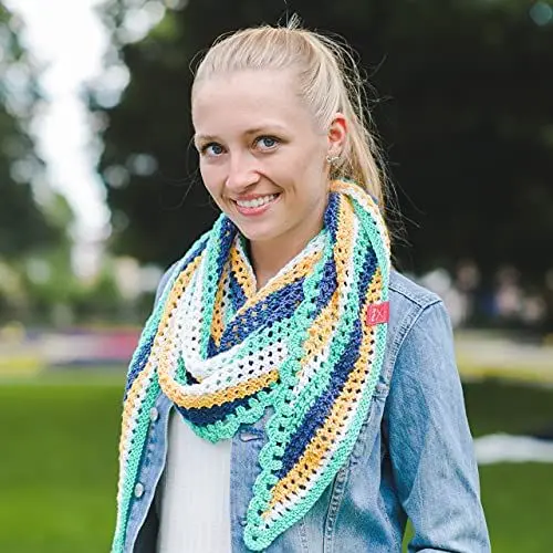 Produktbild: My Oma Tuch Stricken - Strickset/Häkelset Dreieckstuch Nadelwald Strickpackung/Häkelpackung Stricktuch mit Häkelrand – DIY Set 5 Knäuel Baumwolle Cotton Pure + Nadeln + Anleitung – Tuch häkeln
