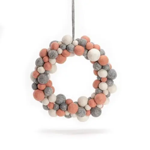 Produktbild: Én Gry & Sif Kugelkranz, rosa, grau und weiß, Durchmesser 30cm im Scandi-Stil, Handmade, Fairtrade, Türkranz, Frühlingskranz, Sommerkranz, Dekokranz zum Aufhängen