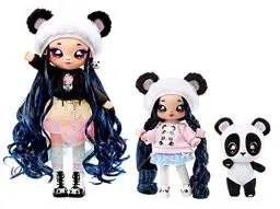 Produktbild: Na! Na! Na! SurpriseFamilie - 3er Set Plüschpuppen - 2 Modepuppen mit langen Haaren und 1 Haustier - Panda-Familie - 12 Accessoires, Outfits und ein niedlicher Plüschpanda