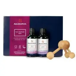 Produktbild: Naissance The Couples Box Romantisches BIO Massageöl Set - Sinnliches Körperöl Wellness Geschenk Set für Entspannung & Hautpflege mit Holzmassager für Frauen & Männer - Natürlich, Vegan