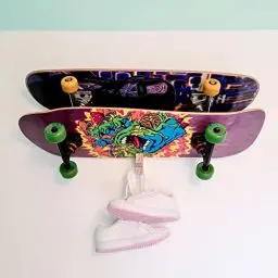 Produktbild: Natürliche Lebensfreude - 2er Skateboard Halter - Wand - Made in Germany - 2 Skateboards - Snowboard - Longboard - Wandhalter - Halterung - Holz - Plastikfrei - Nachhaltig - Organizer