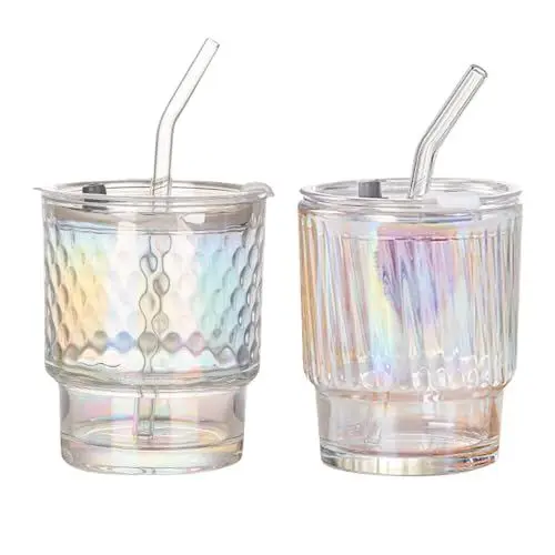 Produktbild: NAVESO Glasbecher Geriffelt, 2er Set Gerippte Glasbecher, Vertikale Streifen Gläser, Smoothie Becher mit Kristallglas Streifen, Geriffeltes Trinkglas mit Deckel und Strohhalm, Glastasse Kaffee, 02927