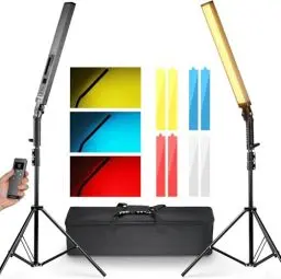 Produktbild: NEEWER Verbesserter LED Video Lichtstab, 2,4G Fernbedienungsset 2er Pack handgeführte dimmbare 3200K~5600K CRI97+ Leuchtstab mit Ständern/Filtern/Tasche für YouTube Video Foto Gaming, BH20B Schwarz