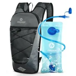 Produktbild: Nepest 6L Fahrradrucksack – MTB & Outdoor-Begleiter mit 2L Trinkblase | Verstellbarer Brust- & Taillengurt mit Sicherheitspfeife | Für Radfahren, Laufen & Skifahren, Grau