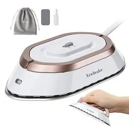 Produktbild: Newbealer Mini Reisebügeleisen mit umschaltbarer Spannung-220V/120V, Kompaktes Bügeleisen für Kleidung (kein Dampf), Keramikfläche, 150 °C Heißpress mit Sprühflasche, Beutel und Silikonständer