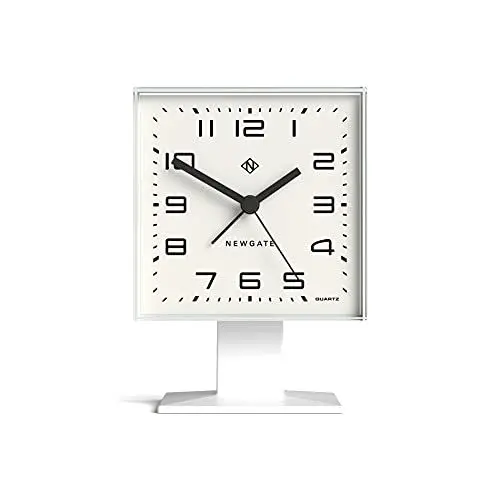 Produktbild: NEWGATE® Victor Mid-Century Wecker/Tischuhr – Quadratischer Wecker – Analoger Wecker ohne Ticken – Kleiner Wecker – Arabisches Zifferblatt – Buntes Gehäuse – Matt-Finish (Weiss)