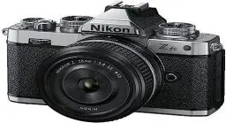 Produktbild: Nikon Z fc KIT Z 28 1:2.8 SPEZ. Edition (20.9 MP, OLED-Sucher mit 2.36 Millionen Bildpunkten, 11 Bilder pro Sekunde, Hybrid AF mit Fokus-Assistent, ISO 100-51.200, 4K UHD-Video) Silber/Schwarz