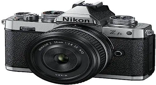 Produktbild: Nikon Z fc KIT Z 28 1:2.8 SPEZ. Edition (20.9 MP, OLED-Sucher mit 2.36 Millionen Bildpunkten, 11 Bilder pro Sekunde, Hybrid AF mit Fokus-Assistent, ISO 100-51.200, 4K UHD-Video) Silber/Schwarz