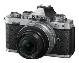 Produktbild: Nikon Z fc KIT Z DX 16-50 mm 1:3.5-6.3 VR (SE) + Z DX 50-250 mm 1:4.5-6.3 VR (20.9 MP, OLED-Sucher mit 2.36 Mill. Bildpunkten, 11 Bilder pro Sek., Hybrid AF mit Fokus-Assistent, 4K UHD-Video)