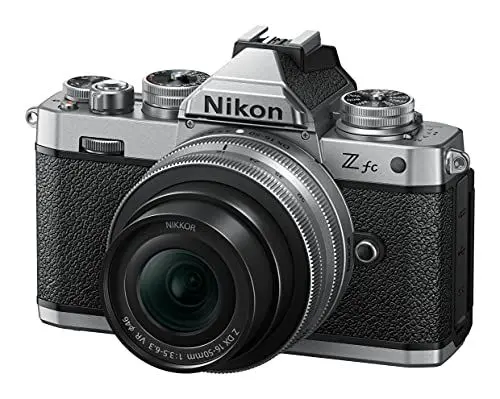 Produktbild: Nikon Z fc KIT Z DX 16-50 mm 1:3.5-6.3 VR (SE) + Z DX 50-250 mm 1:4.5-6.3 VR (20.9 MP, OLED-Sucher mit 2.36 Mill. Bildpunkten, 11 Bilder pro Sek., Hybrid AF mit Fokus-Assistent, 4K UHD-Video)