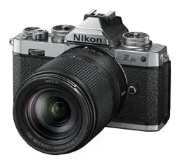 Produktbild: Nikon Z fc Kit Z DX 18-140mm 1:3.5-6.3 VR (20.9 MP, OLED-Sucher mit 2.36 Millionen Bildpunkten, 11 Bilder pro Sekunde, Hybrid AF mit Fokus-Assistent, ISO 100-51.200, 4K UHD-Video)