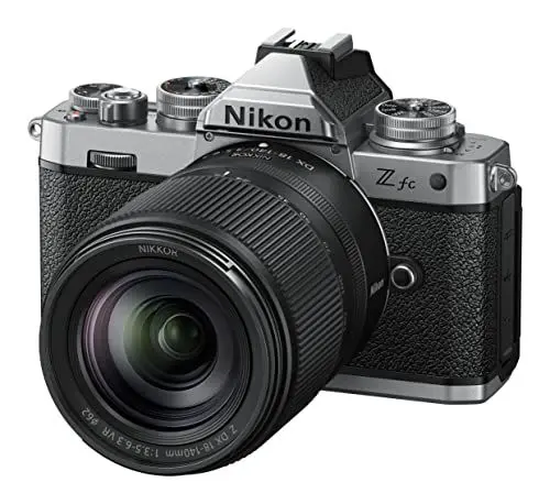 Produktbild: Nikon Z fc Kit Z DX 18-140mm 1:3.5-6.3 VR (20.9 MP, OLED-Sucher mit 2.36 Millionen Bildpunkten, 11 Bilder pro Sekunde, Hybrid AF mit Fokus-Assistent, ISO 100-51.200, 4K UHD-Video)