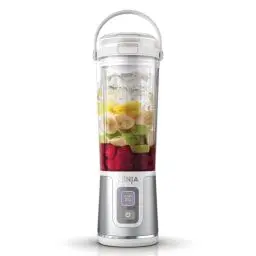 Produktbild: Ninja Blast Tragbarer Mixer / Blender / Smoothie Maker, 530ml Becher, Auslaufsicherer Deckel, Leistungsstarker Mini Standmixer, Kabellos & Wiederaufladbar, Zerkleinert Eis & Obst, Weiß, BC151EUWH