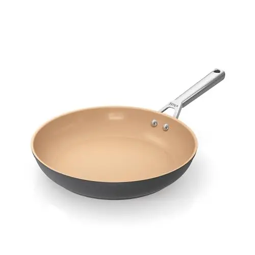 Produktbild: Ninja Extended Life 28cm Keramik-Bratpfanne, Pfanne antihaftbeschichtet (ohne PFAs, PFOAs, Blei oder Cadmium), geeignet für Induktion, Edelstahlgriff, Ofenfest bis 285 °C, Terrakotta & Grau, CW90028DE