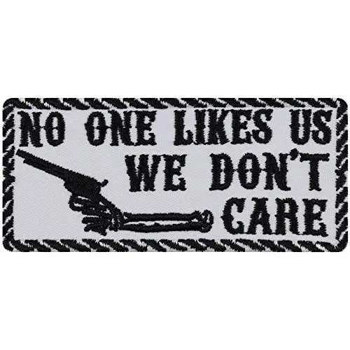 Produktbild: NO ONE LIKES US - WE DON'T CARE Biker Aufnäher mit Stickerei Aufbügler Gun Patch Geschenk zum aufbügeln DIY Applikation für Motorrad/Kutte - weiß - 100x45mm