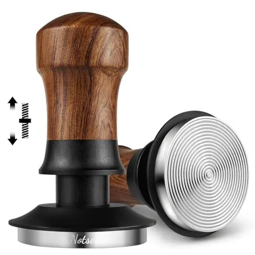 Produktbild: NOTSEK Tamper 51mm, 30lbs Anpressdruck Kaffee Tamper mit Ripple Base, Walnuss Druckregulierender Espresso Tamper, Kalibriert Feder belastet Tamper für 51mm Siebträger