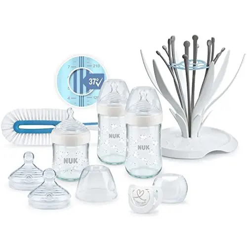 Produktbild: NUK Nature Sense Glasflaschenset | 0–6 Monate | 3 Babyflaschen | 2 Trinksauger | Flaschenbürste | Trockenständer | Genius Schnuller | weiß | 8-teilig