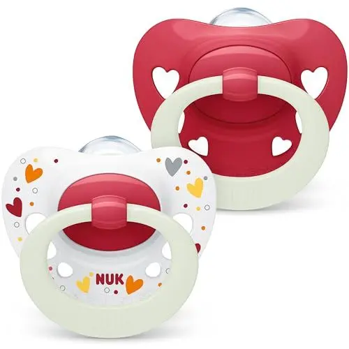 Produktbild: NUK Signature Night Babyschnuller | 0−6 Monate | Beruhigt 95 % der Babys | BPA-freie Silikonschnuller in Herzform | Leuchtet im Dunkeln | Mit Etui | Rote Herzen | 2 Stück