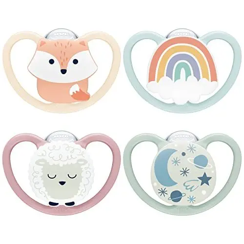 Produktbild: NUK Space Day & Night Babyschnuller | 0-6 Monate | Im Dunkeln leuchtende Schnuller mit zusätzlichen Öffnungen für sensible Haut | BPA-freies Silikon | Fuchs & Schaf | 4 Stück