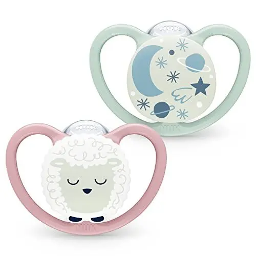 Produktbild: NUK Space Night Babyschnuller | 18-36 Monate | Im Dunkeln leuchtende Schnuller mit zusätzlichen Öffnungen für sensible Haut | BPA-freies Silikon | Schaf | 2 Stück