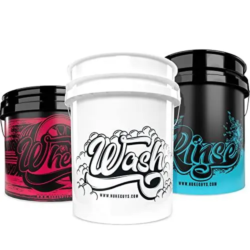 Produktbild: Nuke Guys Wascheimer Set für die 3 Eimer Waschmethode - 5 GAL Wash Bucket für das Autoschampoo + Rinse Bucket zum Ausspülen + 3,5 GAl Wheel Eimer für die Felgen - sanfte Handwäsche