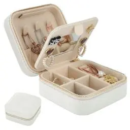 Produktbild: NUZEKY Reise Schmuckkästchen, Schmuck Reiseetui für Damen Schmuckkästchen Klein Samt Schmuckaufbewahrung Schmucktasch für Reisen Ringe Ohrringe Halsketten Ohrstecker-Schmuck Organizers(Weiß)