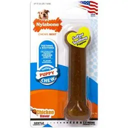 Produktbild: Nylabone, Kauknochen für Welpen und Zahnpflege-Spielzeug für zahnende Welpen, Wohltuender Gummi-Kauknochen, für mittelgroße Welpen bis 16 kg, Hähnchengeschmack, für sanft kauende/zahnende Hunde