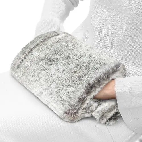 Produktbild: obqo Wärmflasche mit Weichem Bezug | 2,0Liter Groß Wärmflaschen Flauschig Naturkautschuk Auslaufsicher Taschendesign Handwärmer Bettflasche Wärmeflasche Geschenk für Kinder Erwachsene (Braun)