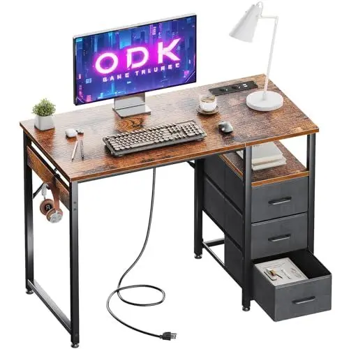Produktbild: ODK Kleiner Schreibtisch mit 3 Schubladen aus Stoff, Computertisch mit 2 Steckdosen und USB-Anschlüssen, Umkehrbarer PC-Schreibtisch Bürotisch für kleines Home Office(Braun, 100x48x75.5cm)